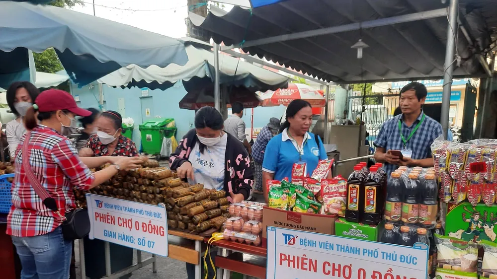 Hơn 500 bệnh nhân nghèo Bệnh viện TP Thủ Đức mua hàng miễn phí tại Phiên chợ 0 đồng