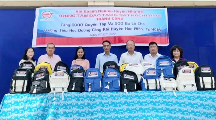Hỗ trợ con công nhân lao động khó khăn trên địa bàn huyện Hóc Môn