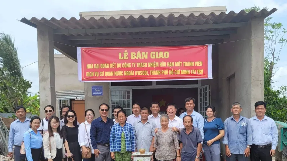 Bàn giao nhà diện chính sách hỗ trợ hộ nghèo tỉnh Tiền Giang và Sóc Trăng 