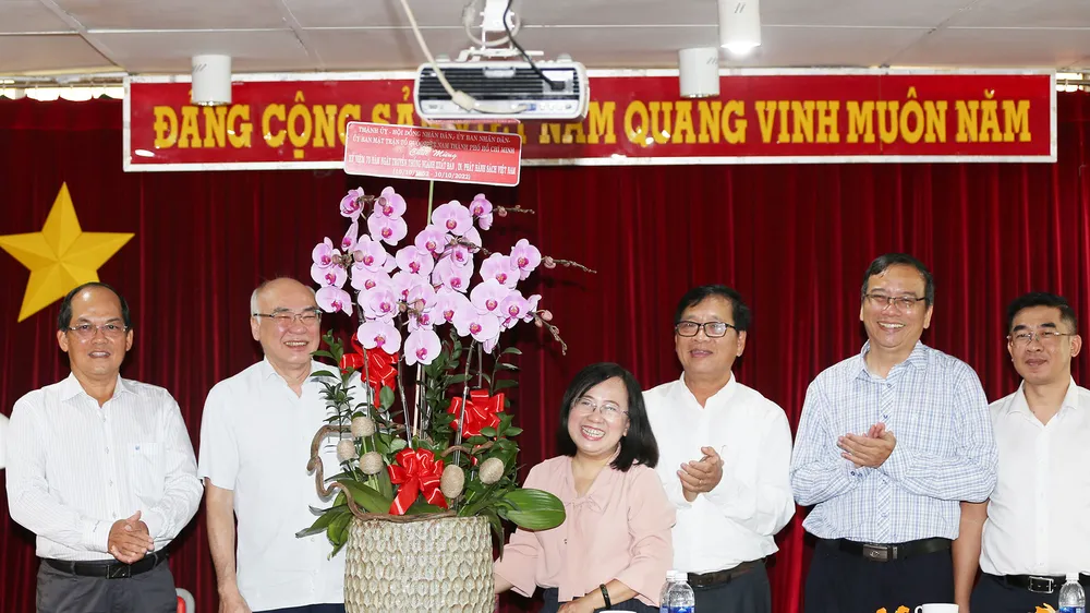 Đoàn lãnh đạo Ban Tuyên giáo Thành ủy TPHCM chúc mừng Nhà Xuất bản Tổng hợp TPHCM. Ảnh: DŨNG PHƯƠNG