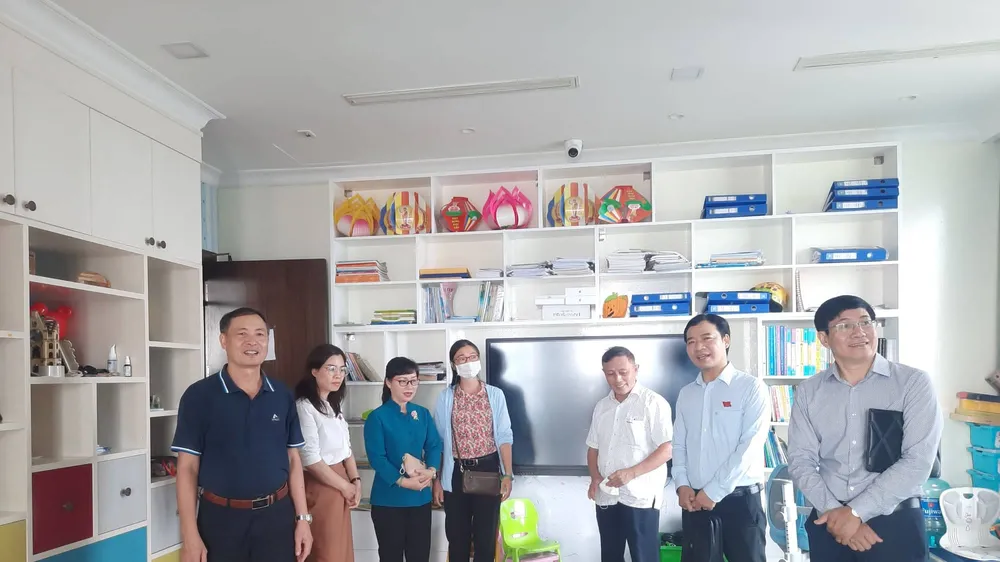 Đoàn khảo sát tìm hiểu về đời sống, sinh hoạt của một hộ dân trong chung cư