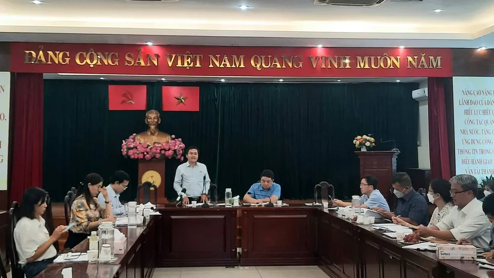 TPHCM: Hàng trăm trụ, bảng quảng cáo ngoài trời không ai quản lý