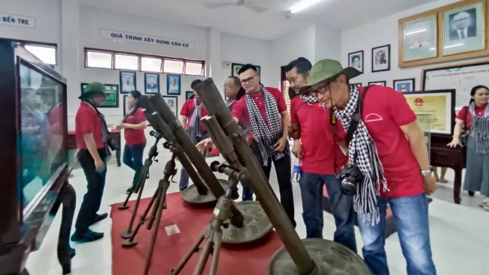 Đoàn cán bộ tuyên giáo, báo chí, xuất bản TPHCM tham quan vùng căn cứ cách mạng quê hương Đồng Khởi, Bến Tre
