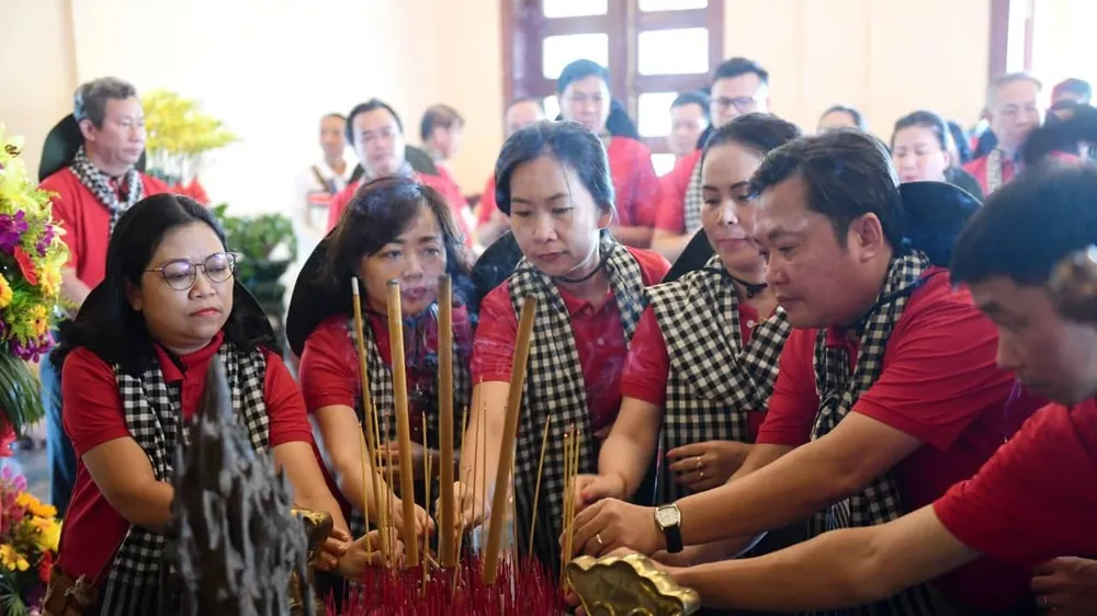 Đoàn cán bộ tuyên giáo, báo chí, xuất bản TPHCM tưởng niệm cố Thủ tướng Võ Văn Kiệt