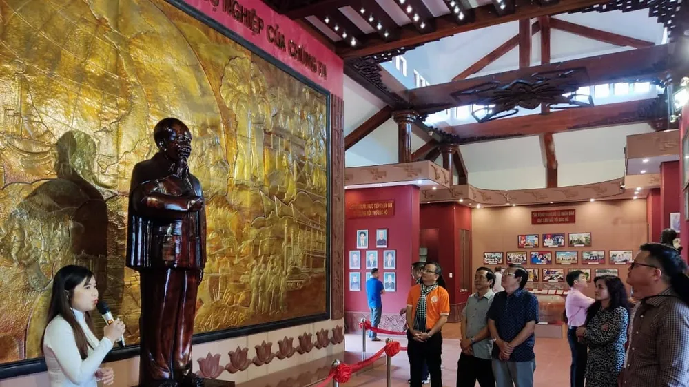 Đoàn cán bộ tuyên giáo, báo chí, xuất bản TPHCM dâng hương tại Đền thờ Chủ tịch Hồ Chí Minh tỉnh Bạc Liêu 