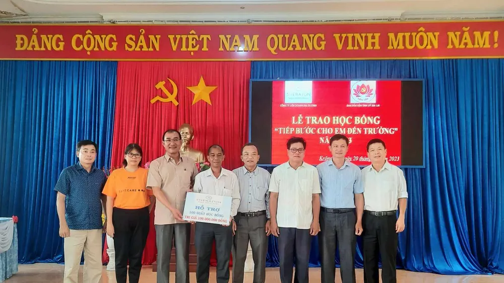 Trao bảng tượng trưng số tiền 100 triệu đồng tặng 100 suất học bổng đến các em học sinh có hoàn cảnh khó khăn của huyện Krông Pa (tỉnh Gia Lai)