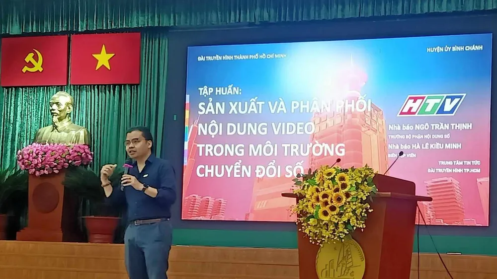 Phóng viên Đài Truyền hình TPHCM hướng dẫn kỹ năng sản xuất video trong môi trường chuyển đổi số