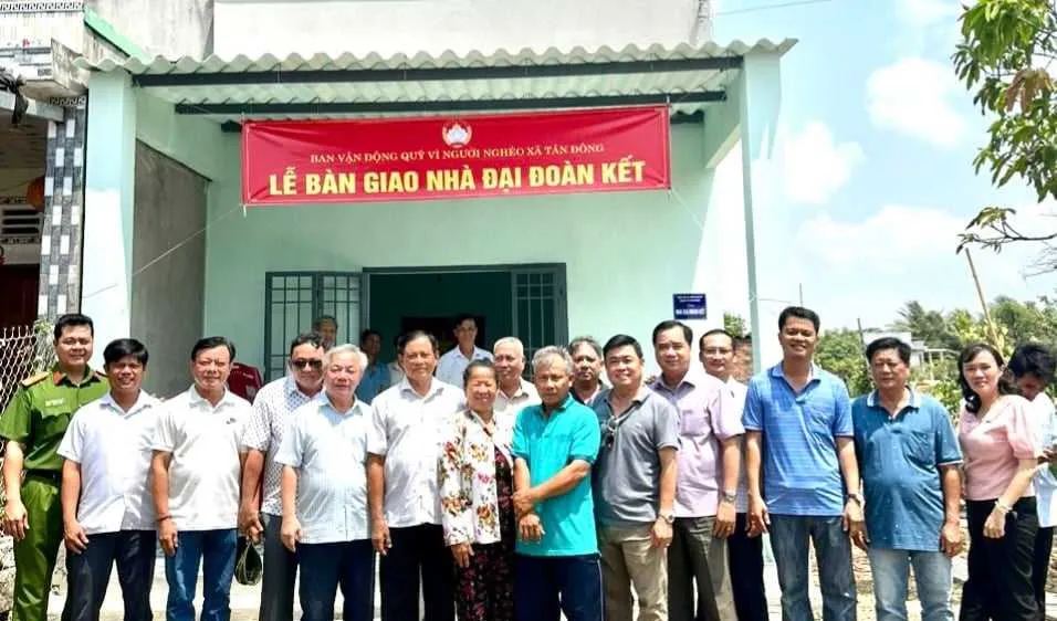 Trao tặng nhà đại đoàn kết cho hộ gia đình ông Lê Văn Quang