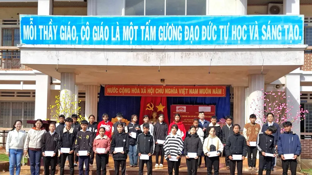 Tặng 100 suất học bổng đến các em học sinh học giỏi có hoàn cảnh khó khăn tại Trường THCS bán trú Ama Trang Lơng