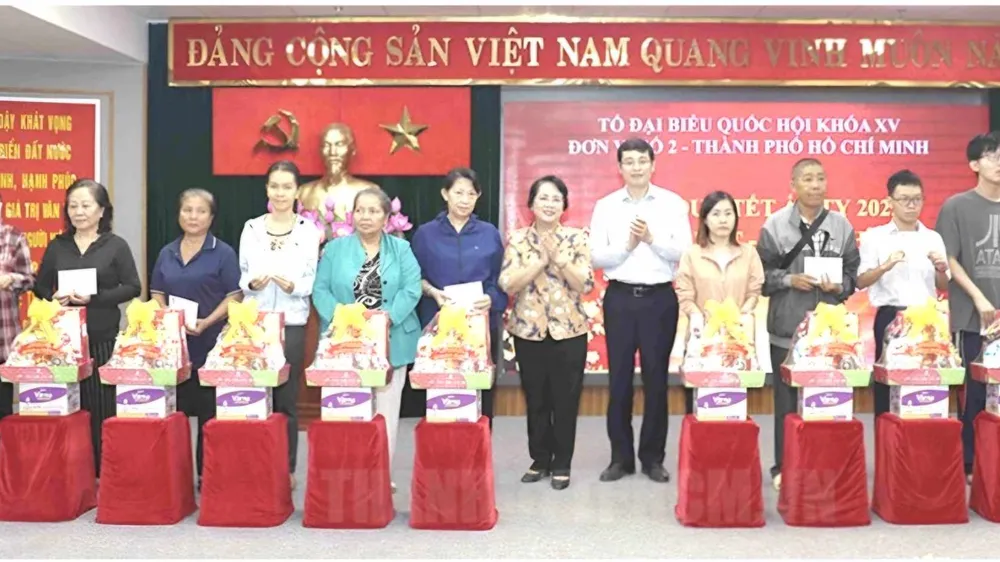 Đại biểu Quốc hội Trần Kim Yến và Đỗ Đức Hiển trao quà Tết đến các hộ có hoàn cảnh khó khăn