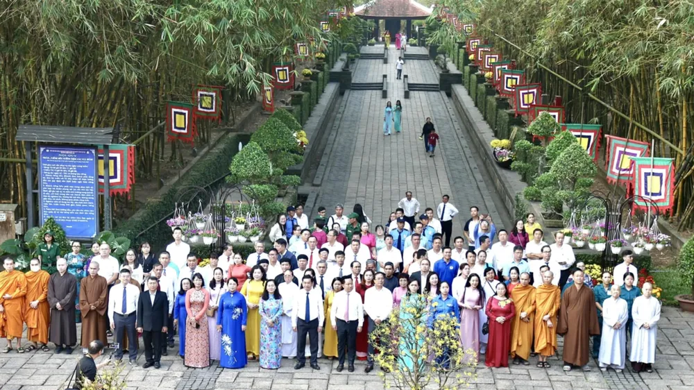 Đoàn đại biểu lãnh đạo Thành ủy, HĐND, UBND, Ủy ban MTTQ Việt Nam TPHCM, đại diện các sở ngành, quận huyện, TP Thủ Đức và các giới đồng bào, các tôn giáo dâng hương các Vua Hùng