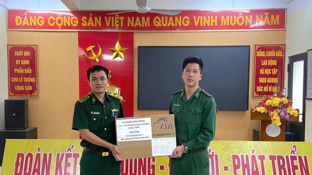 Bộ chỉ huy Bộ đội Biên phòng tỉnh Thừa Thiên Huế tiếp nhận tủ thuốc biên cương 