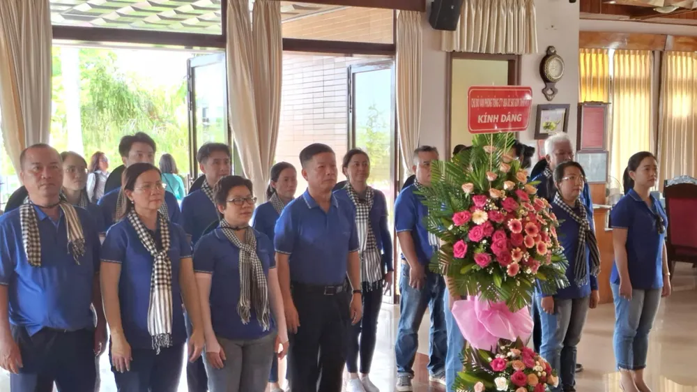 Đoàn thành kính dân hoa, thắp hương tưởng nhớ Chủ tịch Hồ Chí Minh tại Bảo tàng Hồ Chí Minh - Chi nhánh tỉnh Bình Thuận