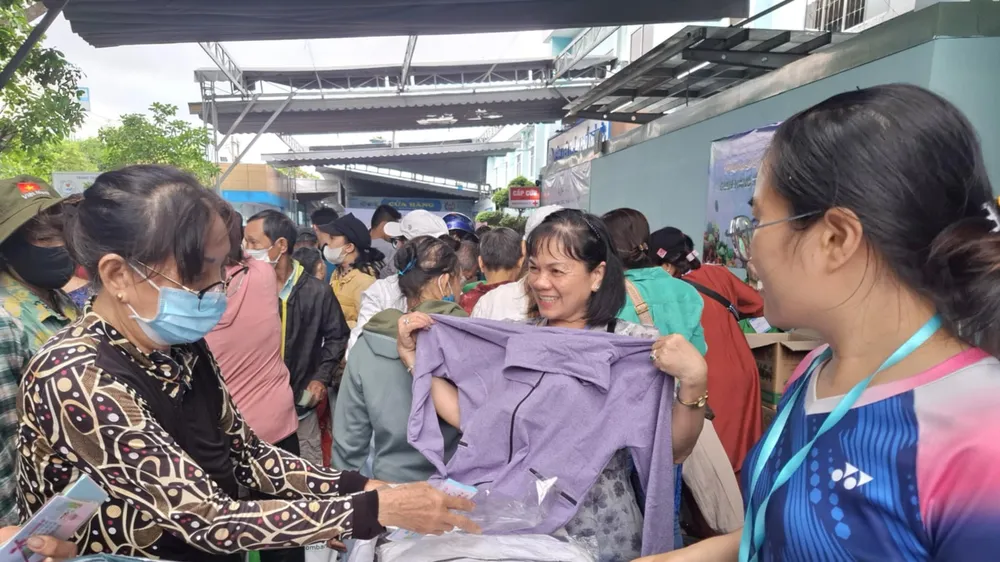 Phiên chợ 0 đồng, Bệnh viện TP Thủ Đức: Trao yêu thương, gieo mầm hạnh phúc