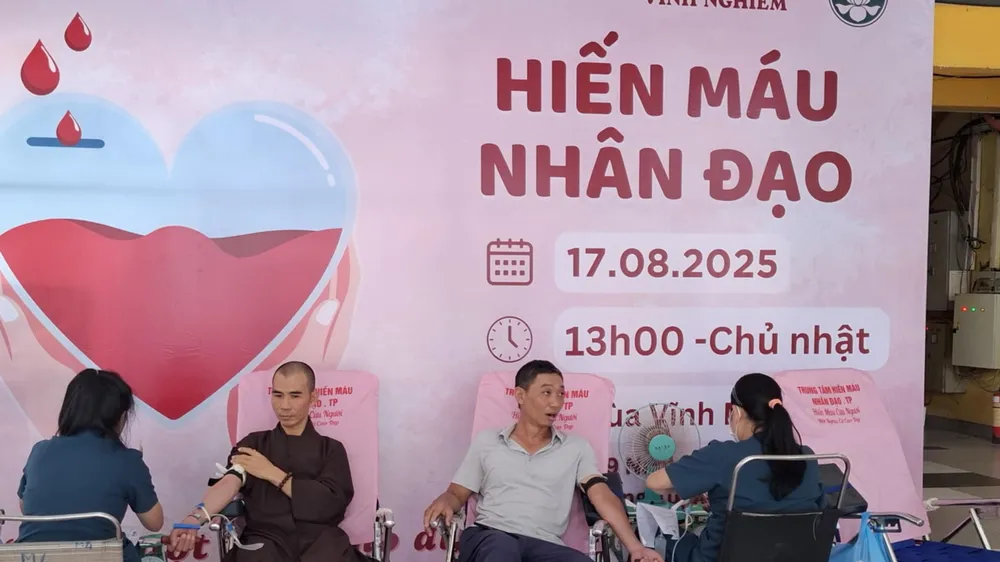Chư tăng và phật tử chùa Vĩnh Nghiêm tham gia ngày hội hiến máu cứu người