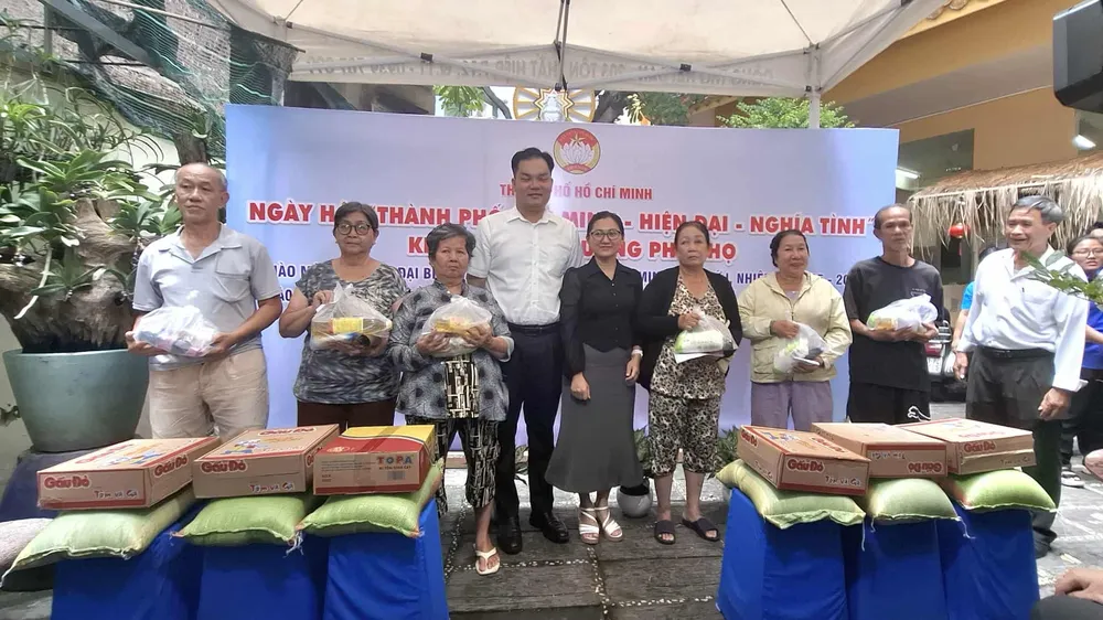 Lãnh đạo phường Phú Thọ tặng quà hộ có hoàn cảnh khó khăn