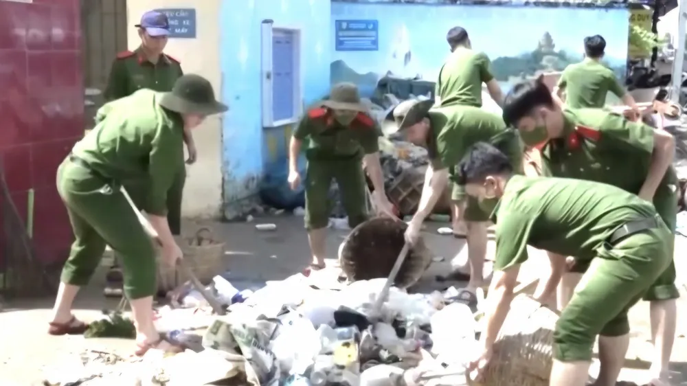 Các học viên dọn dẹp vệ sinh tại trường học ở phường Tây Nha Trang