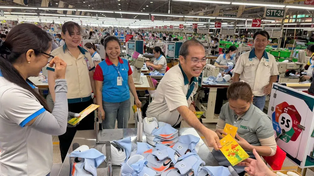 Ông Đinh Sỹ Phúc, Chủ tịch Công đoàn Công ty CP TKG Taekwang Vina, tặng lì xì cho công nhân. Ảnh: HỒNG ĐÀO
