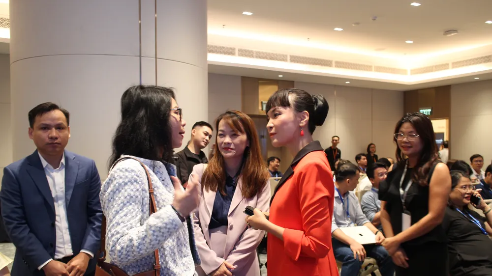 Các đại biểu trao đổi tại Hội thảo “Từ ứng dụng AI tới lợi thế năng suất”. Ảnh: HỒNG ĐÀO