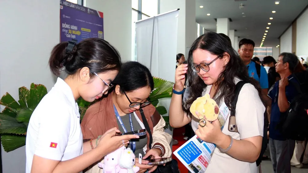 Người lao động tìm việc tại Ngày hội việc làm do Trung tâm Dịch vụ Việc làm Thanh niên TPHCM tổ chức. Ảnh: HỒNG ĐÀO