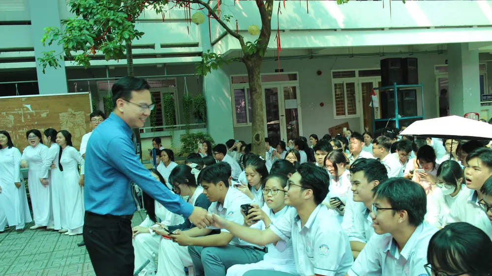 Sáng mai (19-10), “Bí mật tuổi chúng mình” đến với học sinh Trường PTTH Nguyễn Hiền