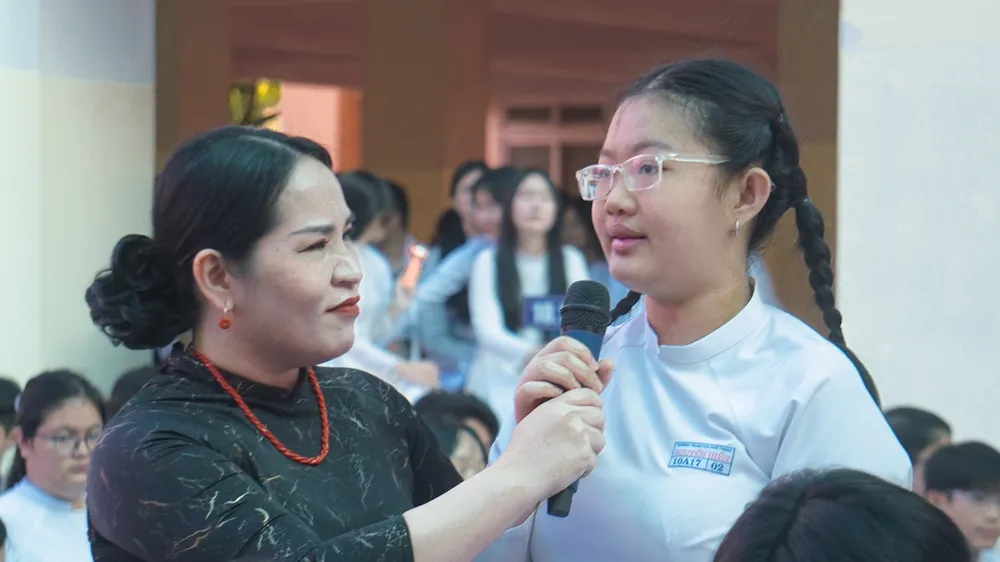 Tiến sĩ Tô Nhi A giao lưu cùng các em học sinh Trường PTTH Nguyễn Hiền. ẢNH: HOÀI THƯƠNG
