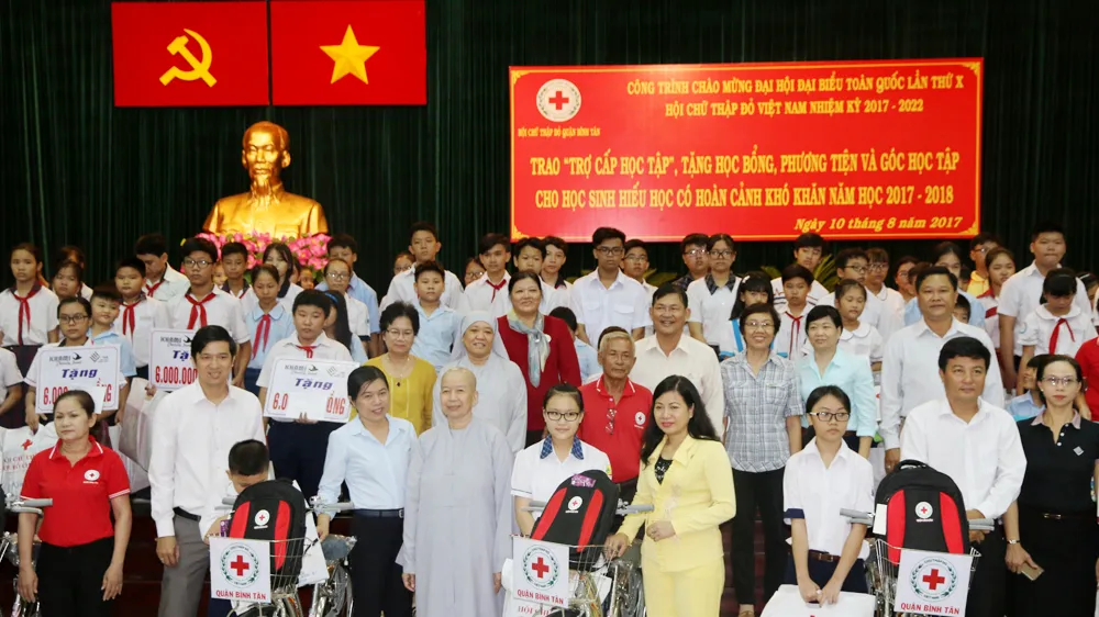 Trợ cấp học tập, tặng học bổng giúp các em học sinh giảm bớt khó khăn đầu năm học mới