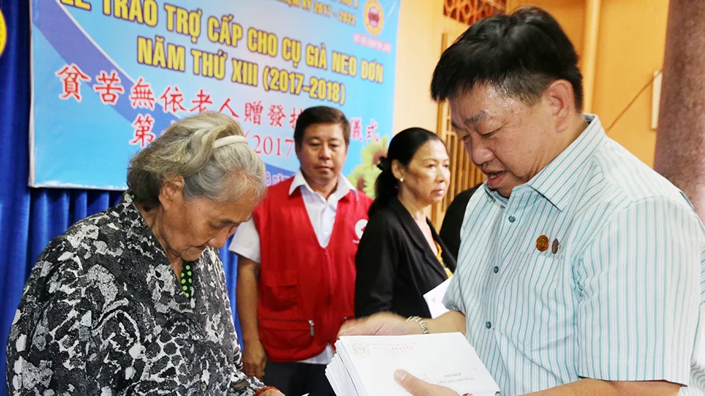 Ông Trương Tử Minh, Trưởng ban thường trực Hội quán Ôn Lăng trao hỗ trợ cho các cụ già neo đơn