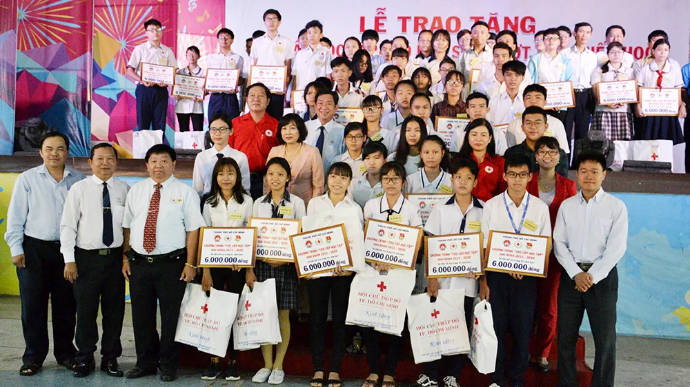 Trao học bổng cho học sinh nghèo hiếu học năm học 2017-2018