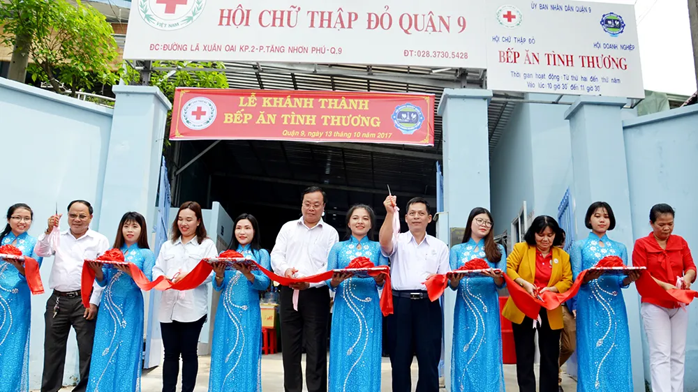 Các đồng chí lãnh đạo và mạnh thường quân cắt băng khánh thành bếp ăn tình thương tại quận 9