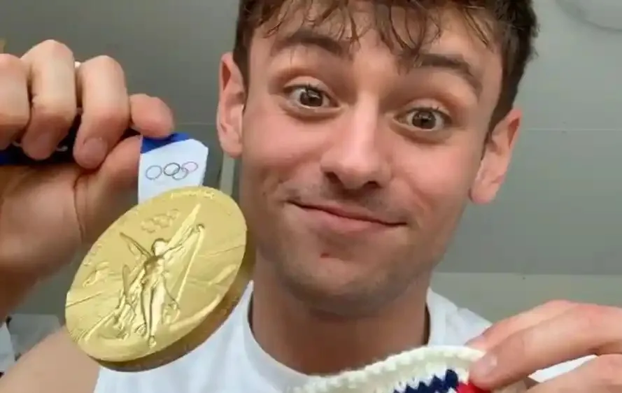 Tom Daley đã tự đan chiếc túi nhỏ bằng len để bảo vệ tấm HCV Olympic