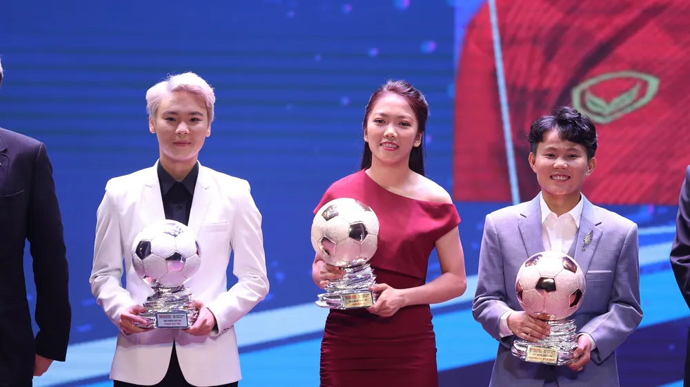 Huỳnh Như (giữa) rạng rỡ khi lần thứ 4 nhận danh hiệu Quả bóng vàng Việt Nam. Ảnh: DŨNG PHƯƠNG