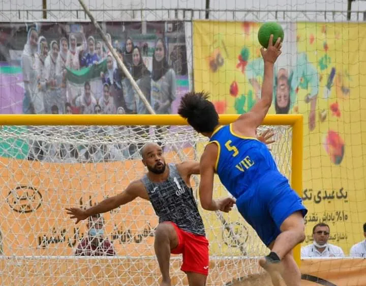 Đội tuyển bóng ném bãi biển nam Việt Nam đánh bại Oman tại giải Vô địch châu Á 2022. Ảnh: AHF