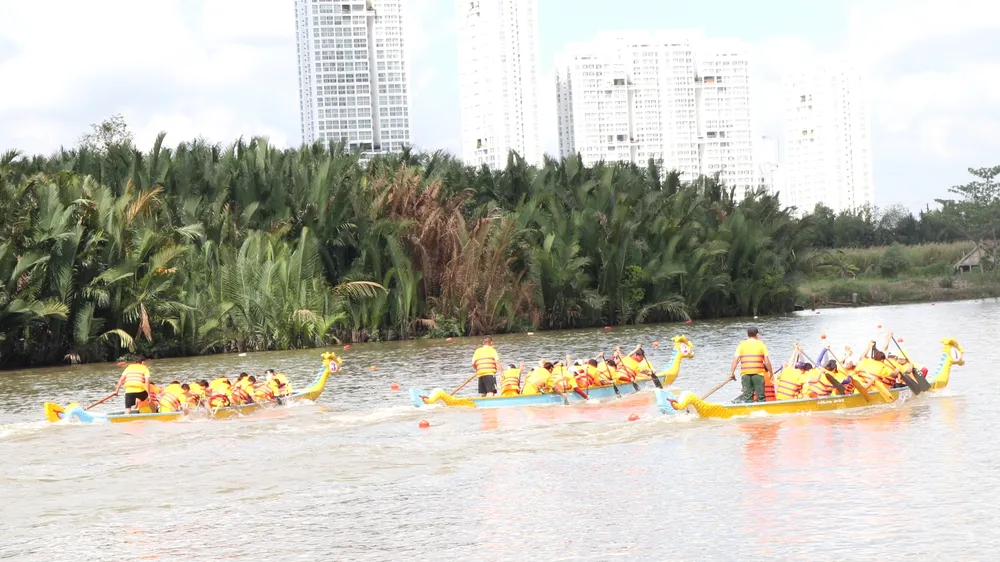 Đua thuyền đã trở thành điểm nhấn nổi bật cho hoạt động thể thao TPHCM. Ảnh: NGUYỄN ANH