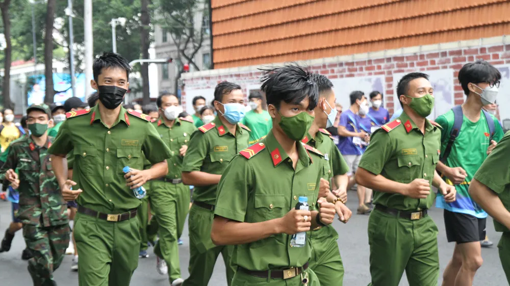 Ngày chạy Olympic TPHCM có sự tham gia của các lực lượng vũ trang, thanh niên, công nhân, học sinh...Ảnh: NGUYỄN ANH