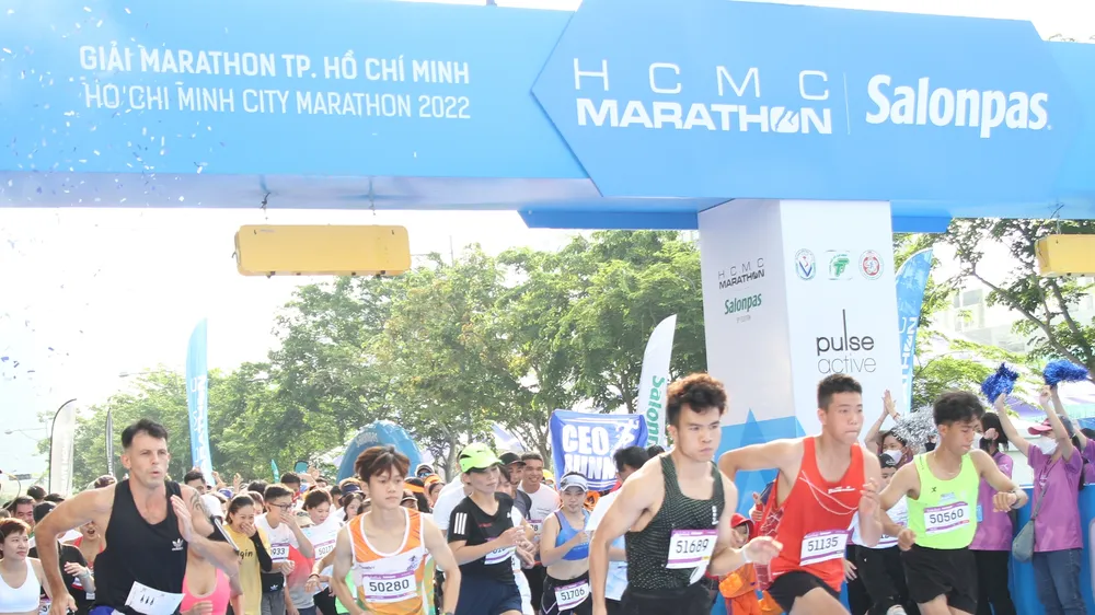 Các VĐV ở cự ly 5km bắt đầu đường đua tại Salonpas HCMC Marathon 2022. Ảnh: NGUYỄN ANH