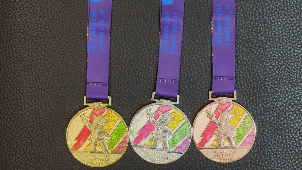 Bộ huy chương SEA Games 31 có một mặt in nổi hình linh vật sao la.
