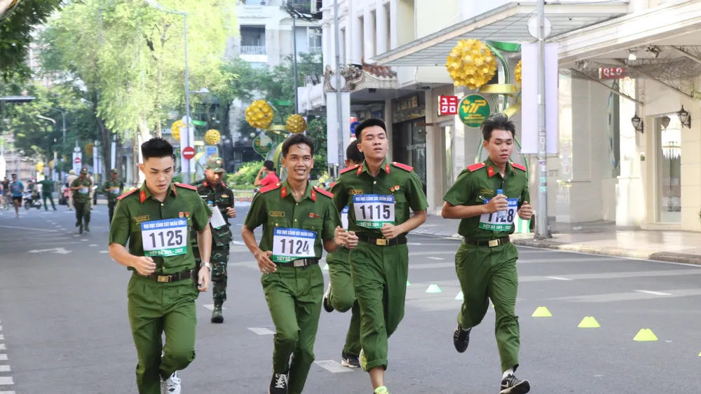 Hơn 1.000 VĐV tham dự giải Việt dã truyền thống tại TPHCM. Ảnh: NGUYỄN ANH