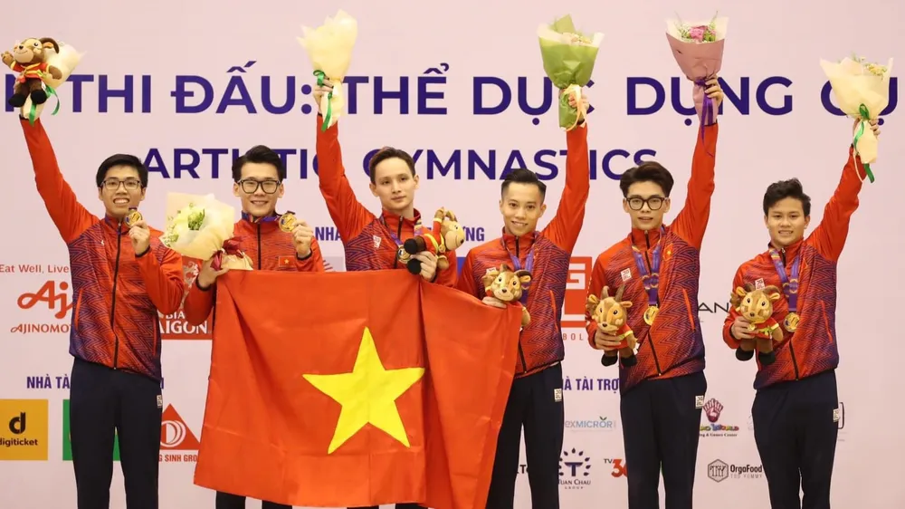 Nguyễn Văn Khánh Phong (bìa phải) góp công vào HCV đồng đội của tuyển TDDC Việt Nam tại SEA Games 31