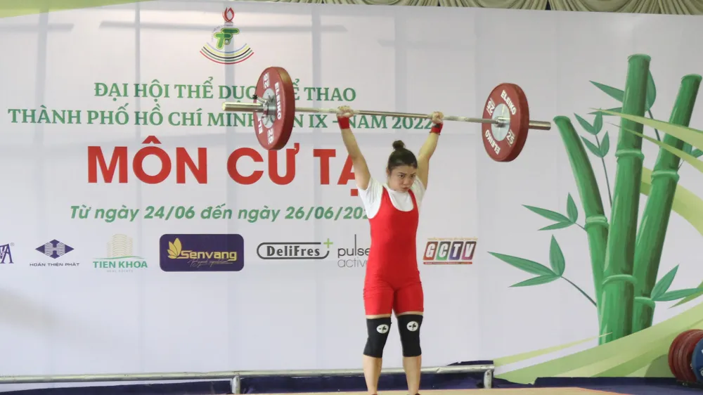 Khổng Mỹ Phượng (quận 11) tranh tài ở hạng cân 45kg. Ảnh: NGUYỄN ANH