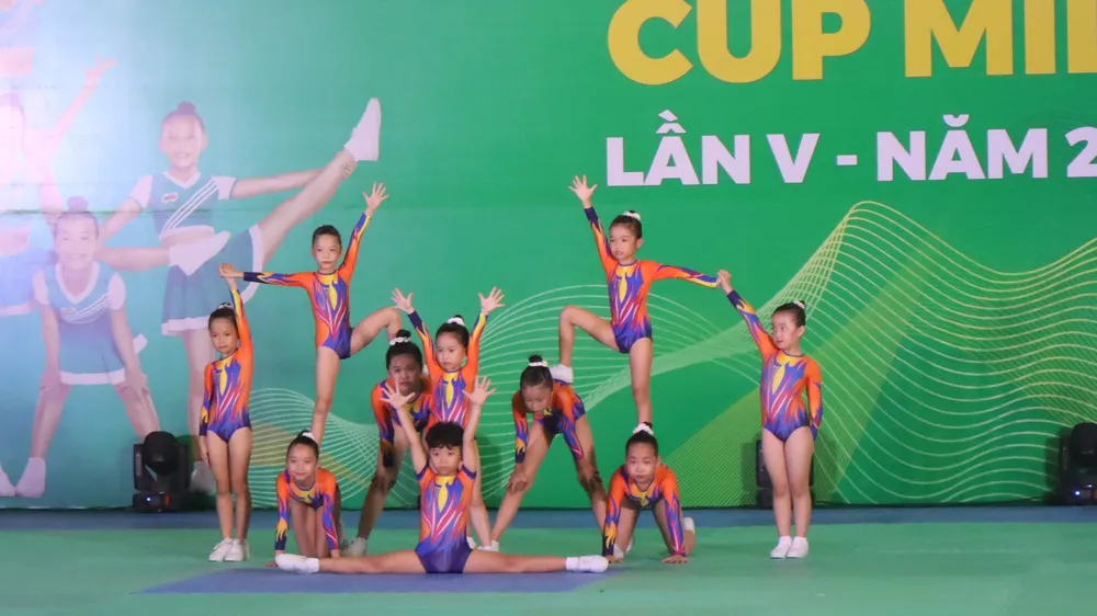 Phần trình diễn aerobic sôi động đến từ các đội tiểu học. Ảnh: NGUYỄN ANH