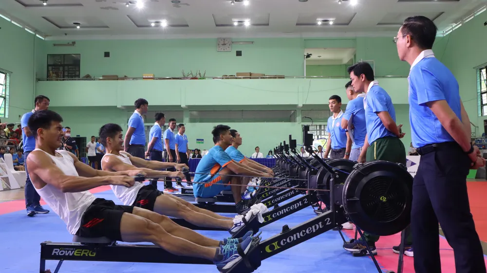 Giải đấu thu hút 15 đơn vị tranh tài. Ảnh: NGUYỄN ANH