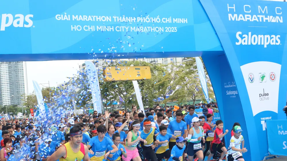 Các VĐV ở cự ly 5km bắt đầu đường đua tại Salonpas HCMC Marathon 2023. Ảnh: NGUYỄN ANH