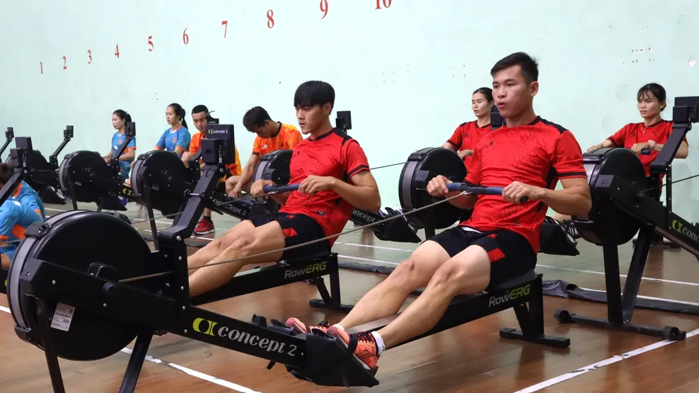 Người tập thực hiện kéo dụng cụ tương tự như tư thế chèo thuyền. Ảnh: THANH TÙNG