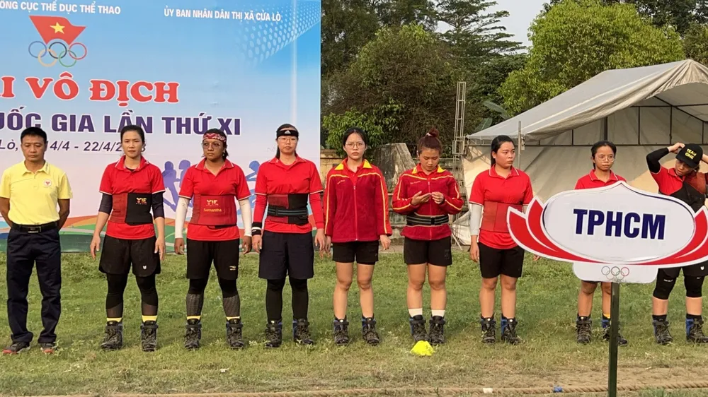 Đội tuyển nữ TPHCM thi đấu nội dung kéo co ngoài trời