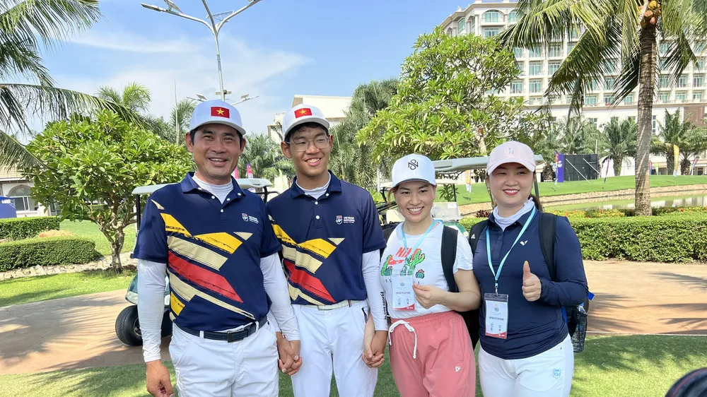 Golf thủ Khánh Hưng (thứ 2 trừ trái sang) chia vui cùng ban huấn luyện sau tấm HCV lịch sử. Ảnh: DŨNG PHƯƠNG