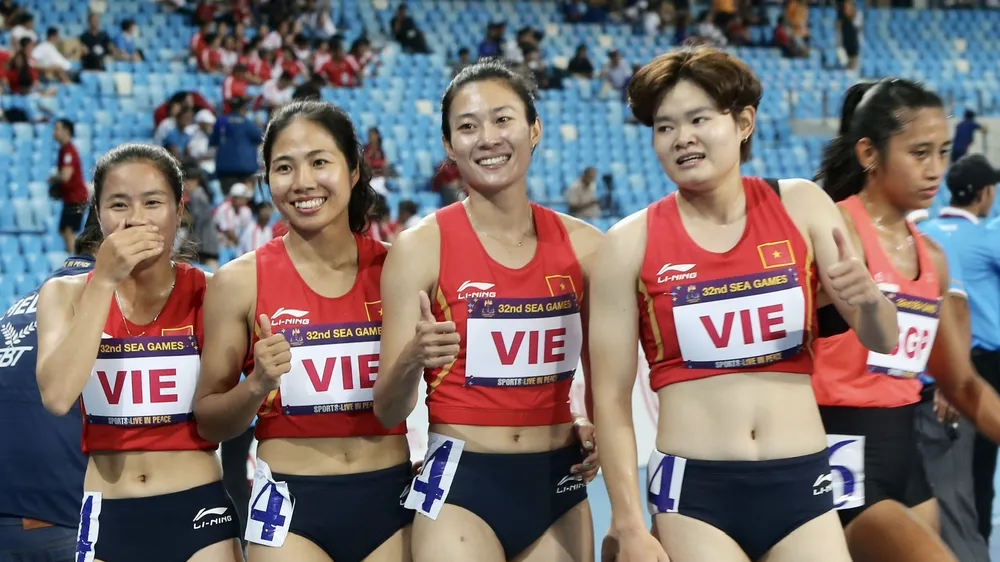 2 tuyển thủ TPHCM Hà Thị Thu và Lê Tú Chinh (giữa) góp công mang về tấm HCB 4x100m nữ. Ảnh: DŨNG PHƯƠNG
