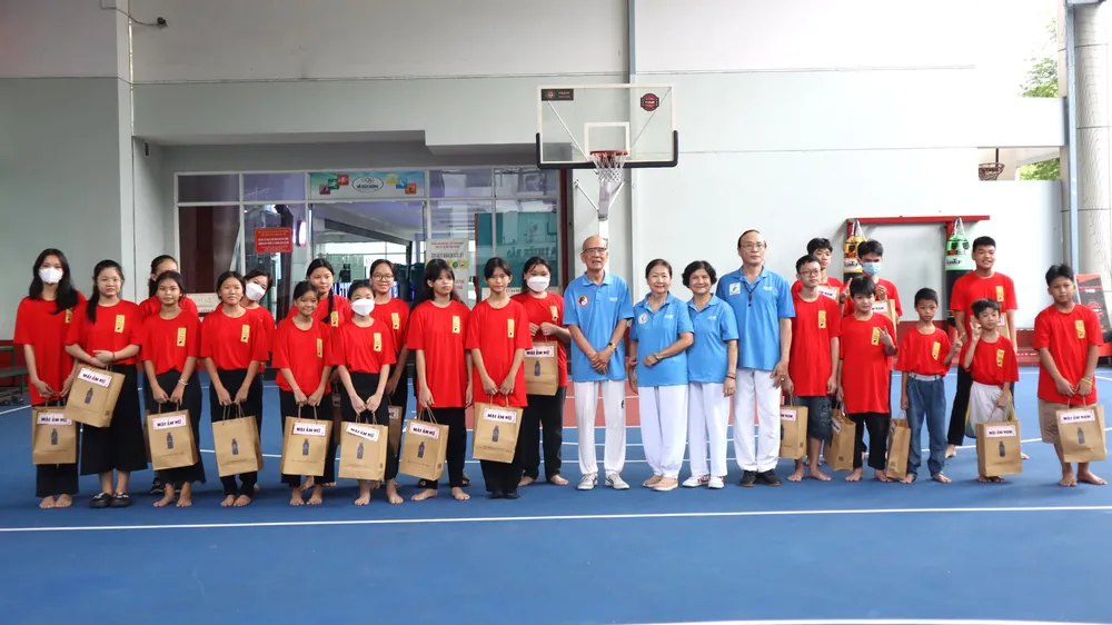 CLB Đông Gia Thái cực trao quà cho các em ở mái ấm nữ Ga Sài Gòn và mái ấm nam Ánh Sáng. Ảnh: THANH TÙNG