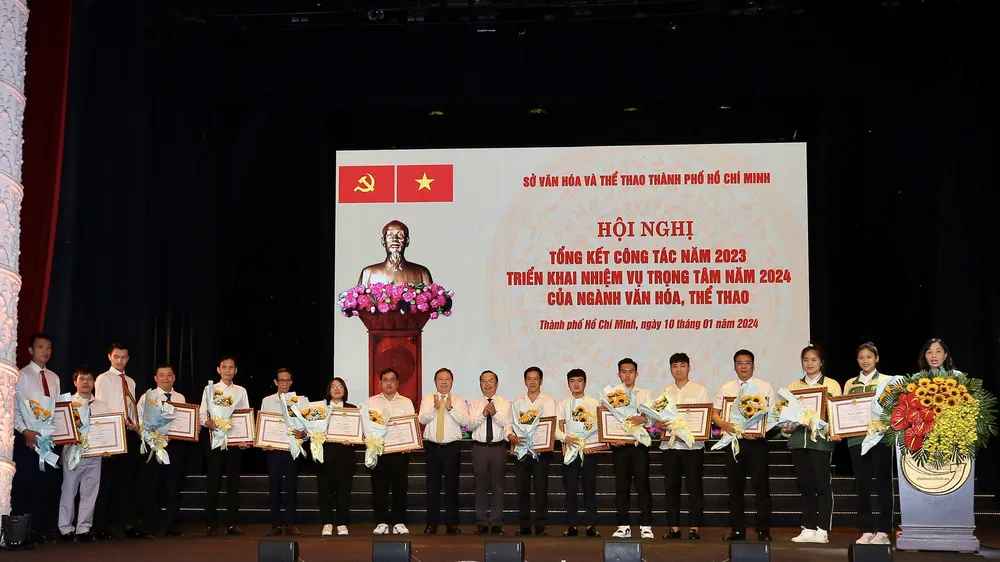 Các HLV, VĐV đạt thành tích tại Asiad 19 nhận bằng khen của UBND thành phố. Ảnh: DŨNG PHƯƠNG 