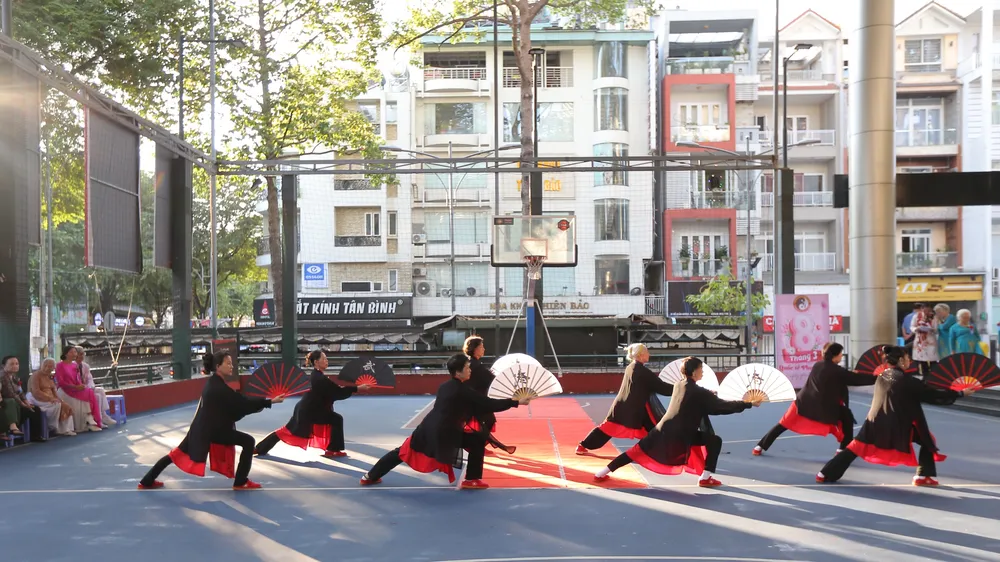 Bài diễn Kungfu quạt Đông Gia Thái Cực